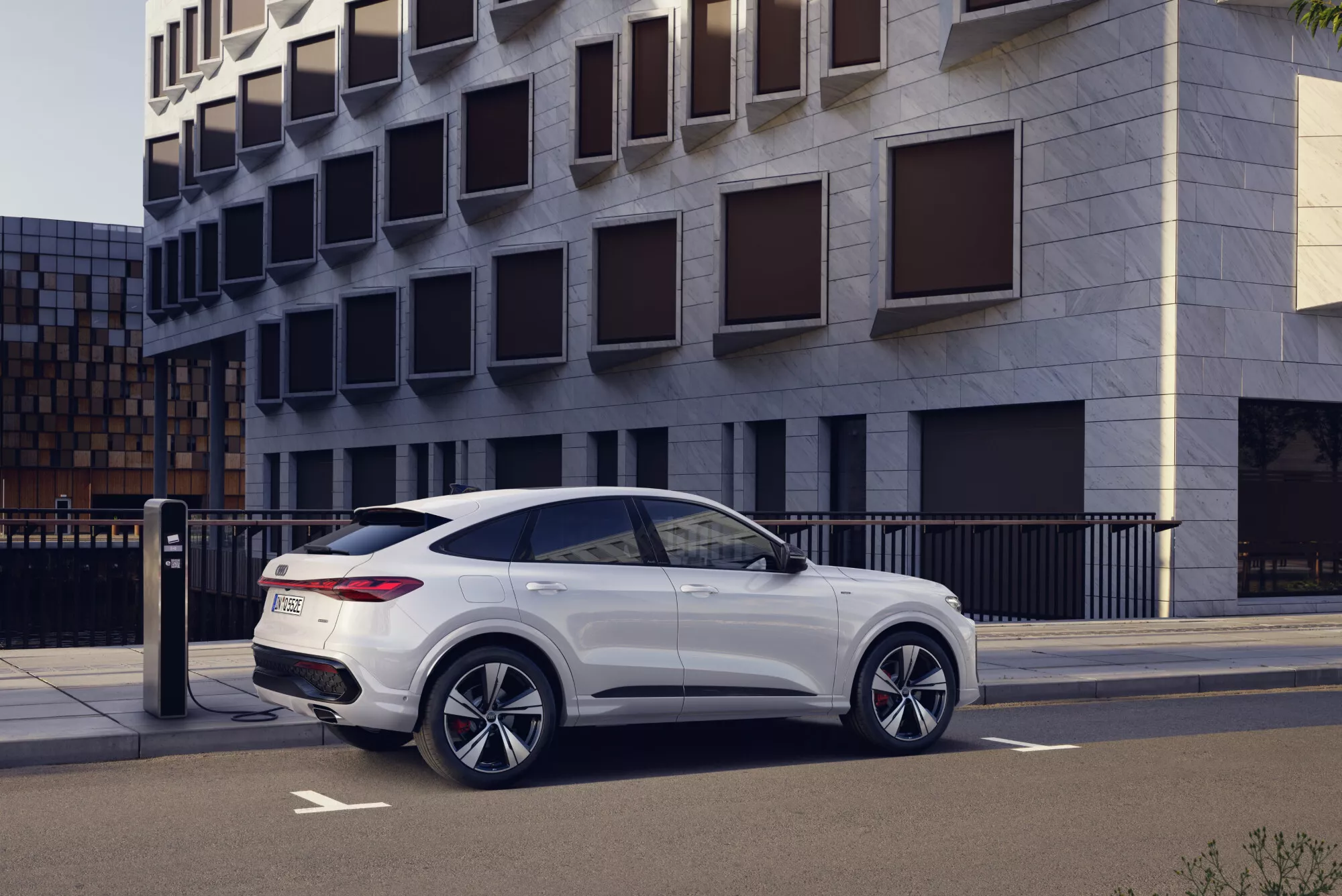 8 octobre 2025À la une Actualités Hybride rechargeable (PHEV) Nouvelle gamme Audi Q5 : performance et écologie à l’honneur !