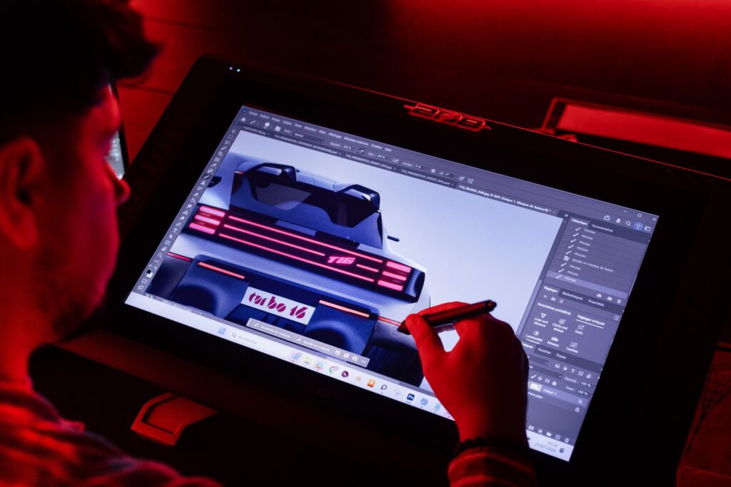 Un designer Peugeot travaille la poupe de l'E-T16 sur tablette graphique